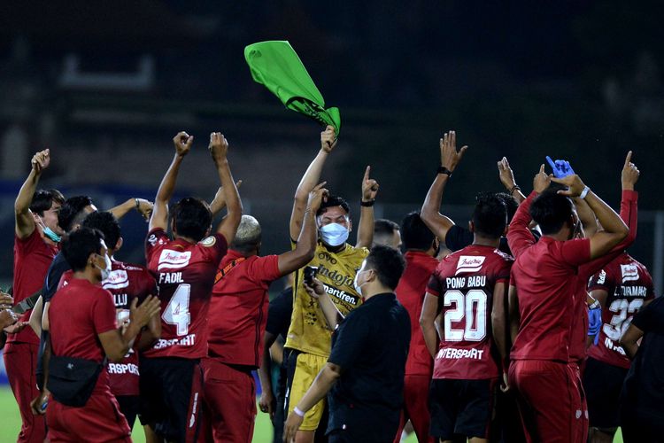 Pemain dan ofisial Bali United meluapkan kegembiraan usai pertandingan Liga 1 melawan Persebaya Surabaya di Stadion I Gusti Ngurah Rai, Denpasar, Bali, Jumat (25/3/2022). Bali United memastikan diri menjadi juara Liga 1 2021/2022.