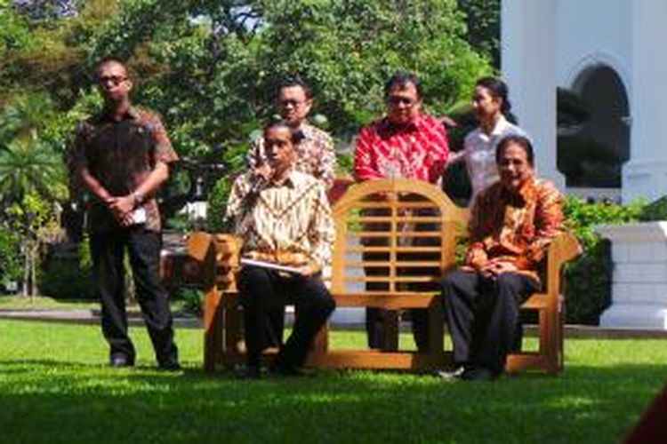 Presiden Joko Widodo didampingi beberapa menterinya saat menyampaikan turunnya harga BBM, di Istana Negara, Jakarta, Jumat (16/1/2015).