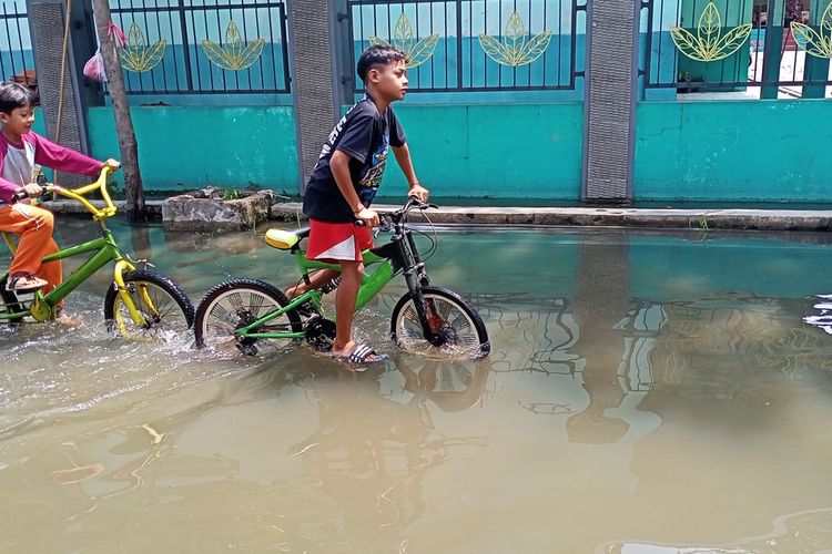 Warga Kompleks Griya Bandung Indah (GBI) Desa Buah Batu, Kecamatan Bojongsoang, Kabupaten Bandung, Jawa Barat mengeluhkan soal banjir yang sudah melanda wilayahnya selama bertahun-tahun.