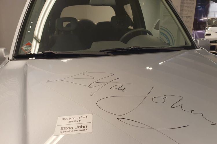Suzuki Vitara Cabrio Elton John Edition yang dipajang di Suzuki Plaza Museum