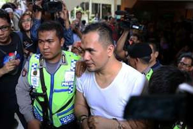 Saipul Jamil hendak menghadapi persidangan di Pengadilan Negeri Jakarta Utara, Jakarta, Selasa (14/06/2016). Saipul Jamil dinyatakan terbukti bersalah atas kasus pencabulan anak di bawah umur dengan jenis kelamin yang sama dan divonis hukuman pidana penjara selama 3 tahun.