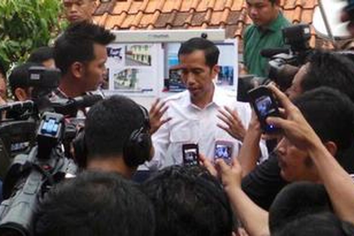 Gubernur DKI Jakarta Joko Widodo berkunjung ke Kelurahan Petogogan, Jakarta Selatan, Kamis (9/5/2013). Rencananya, Petogogan akan ditata dengan konsep kawasan green dengan sanitasi dan drainase yang ideal.