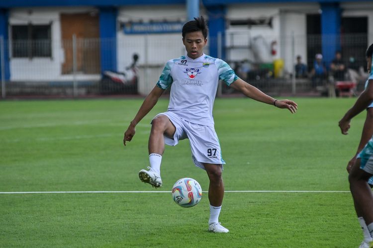 Edo Febriansah rekrutan baru Persib di Liga 1 2023-2024 saat menjalani latihan di Stadion Persib, Sidolig Bandung. 