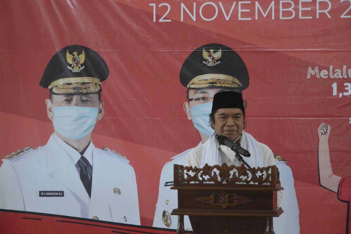 Sekda Banten Al Muktabar mewakili Gubernur Banten Wahidin Halim (WH) pada peringatan Hari Kesehatan Nasional (HKN) 2020 Provinsi Banten di Pondok Pesantren Riyadhus Sholihin, Cimanuk, Kabupaten Pandeglang, Kamis (12/11/2020).
