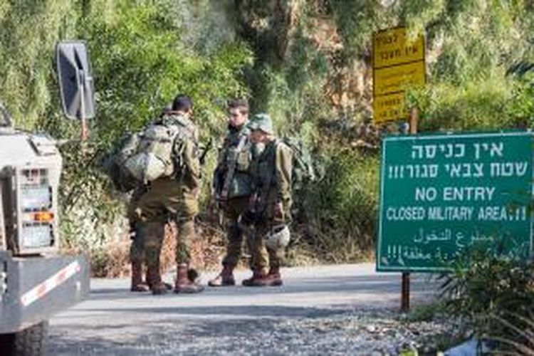 Sejumlah prajurit Israel memeriksa sebuah kawasan di sekitar Rosh Hanikra dekat perbatasan dengan Lebanon. Situasi di perbatasan kedua negara tegang setelah insiden penembakan seorang prajurit Israel yang diduga dilakukan oleh seorang penembak jitu Lebanon.