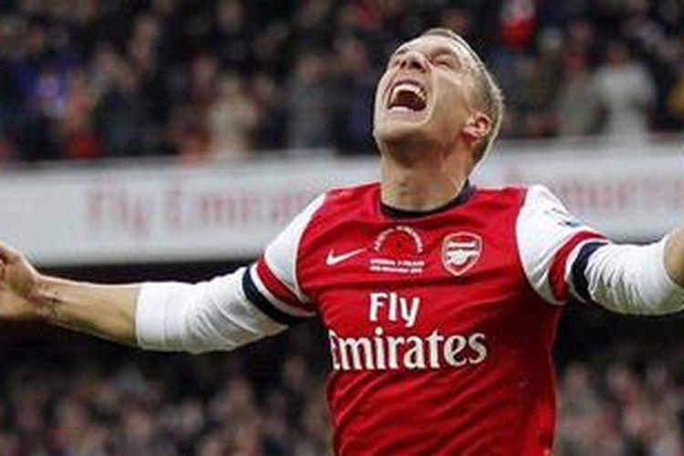 Penyerang Arsenal dari Jerman, Lukas Podolski, merayakan golnya ke gawang Fulham dalam laga pekan ke-11 Premier League di Stadion Emirates, London, Sabtu (10/11/2012). Laga berakhir 3-3. 