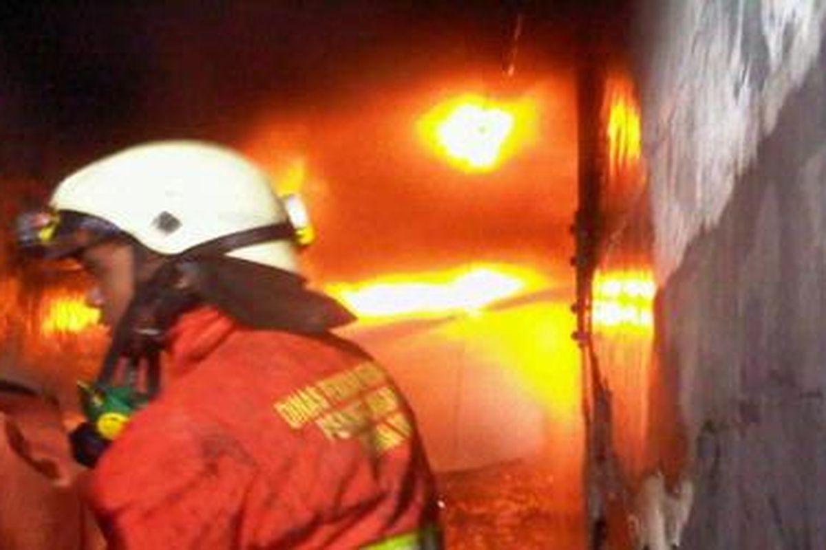 Kebakaran di gudang pabrik plastik di Kapuk, Cengkareng, Jakarta Barat, Senin (13/2/2012).