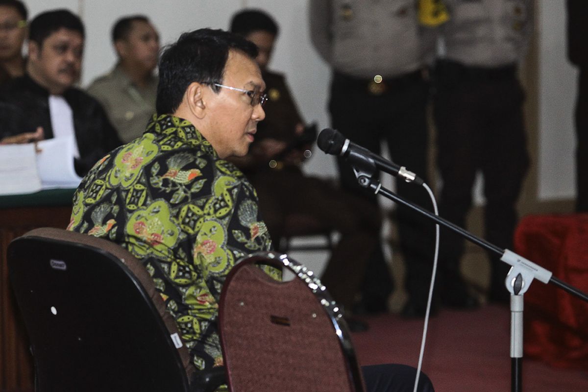 Terdakwa kasus dugaan penodaan agama Basuki Tjahaja Purnama atau Ahok mengikuti sidang lanjutan di Auditorium Kementerian Pertanian, Jakarta, Kamis (20/4/2017). Dalam sidang yang beragendakan pembacaan tuntutan itu, Jaksa Penuntut Umum (JPU) menyatakan Ahok bersalah dan dipidana penjara 1 tahun.