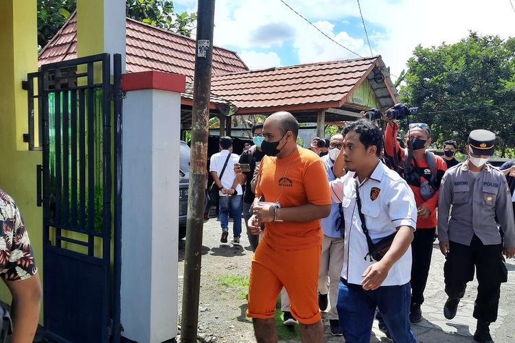 Tersangka DDS (baju oranye) saat hendak menjalani rekonstruksi di TKP di Jalan Sudiro Gang Durian, Dusun Prajenan, Desa/Mertoyudan, Kabupaten Magelang, Jawa Tengah, Senin (19/12/2022).