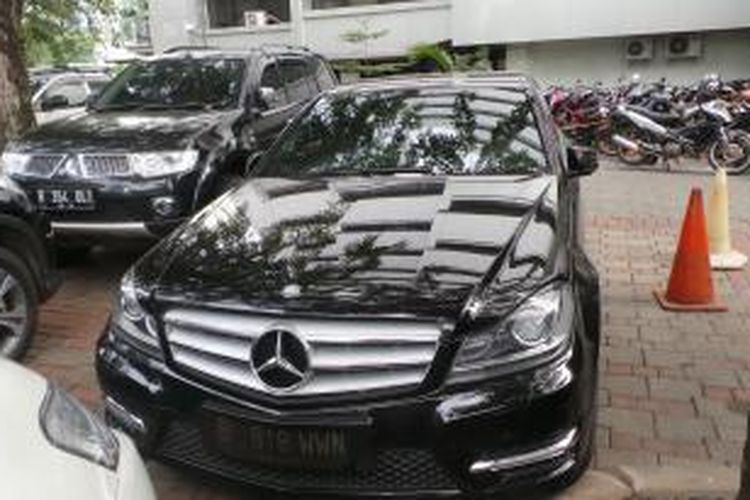 Mobil Mercedes Benz yang disita Komisi Pemberantasan Korupsi terkait kasus dugaan tindak pidana pencucian uang yang menjerat Tubagus Chaeri Wardana alias Wawan.