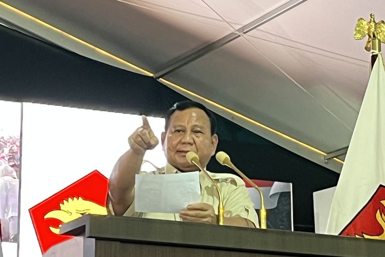 Ketua Umum Partai Gerindra Prabowo Subianto dalam acara konsolidasi akbar pengurus Gerindra Tangerang Raya di Lapangan Ahmad Yani, Kota Tangerang, Minggu (9/7/2023).