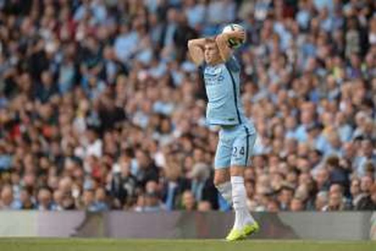 John Stones melakukan lemparan saat Manchester City melawan Sunderland pada partai Premier League di Stadion Etihad, 14 Agustus 2016.