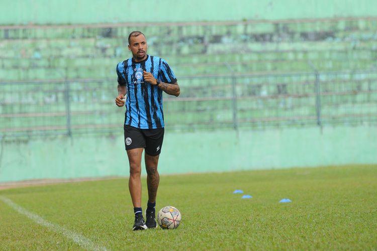 Pemain baru asing Arema FC Gustavo Almeida saat latihan perdana bersama tim nutuk persiapan musim 2023-2024 di Stadion Gajayana Kota Malang, Rabu (24/5/2023) sore.