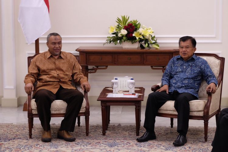 Ketua Umum Majelis Pengurus Pusat Perhimpunan Baitul Maal Wat Tamwil (BMT) Indonesia, Jularso bertemu Wakil Presiden Jusuf Kalla di Istana Wakil Wapres RI, Jakarta, Jumat (5/5/2017).