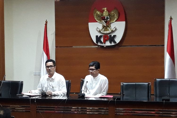 Wakil Ketua KPK Laode M Syarif dan Juru Bicara KPK Febri Diansyah dalam jumpa pers di Gedung KPK Jakarta, Jumat (15/2/2019). 