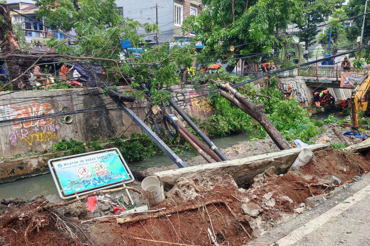 Proyek Turap di Utan Kayu Terus Berlanjut meski Terjadi Longsor