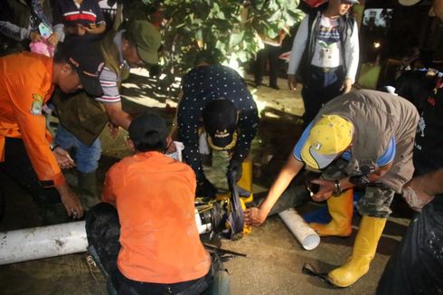 Terkendala Pipa Bocor, Wali Kota Bekasi Pantau Pembersihan Lumpur Banjir hingga Malam