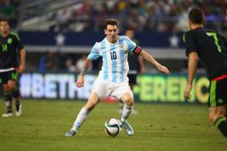 Kapten tim nasional Argentina, Lionel Messi, coba mencari celah saat melawan Meksiko pada partai uji coba di AT&T Stadium, 8 September 2015.
