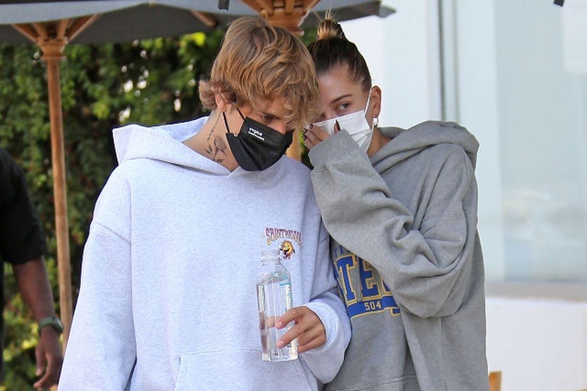 Justin dan Hailey Bieber ketika pergi makan siang beberapa waktu lalu di Los Angeles.