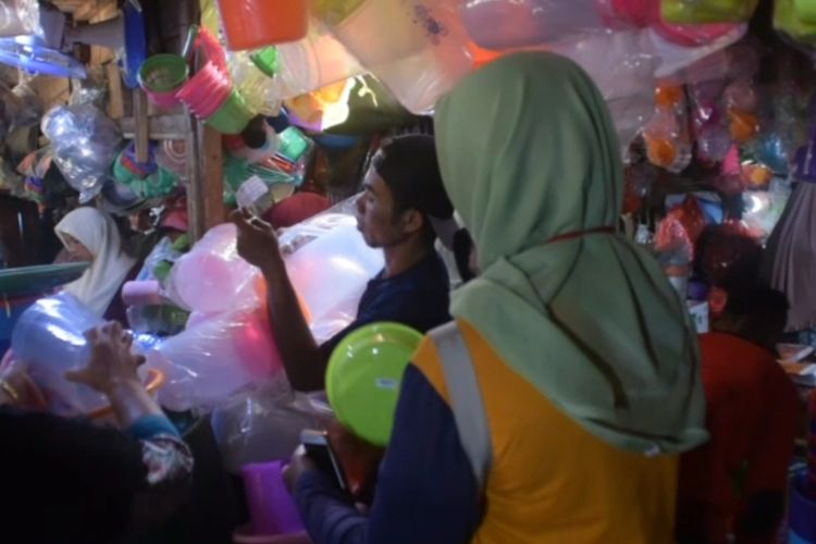 Menyambut tahun baru islam, warga Kota Baubau, Sulawesi Tenggara, banyak membeli peralatan dapur seperti ember, gayung, dan baskom.
