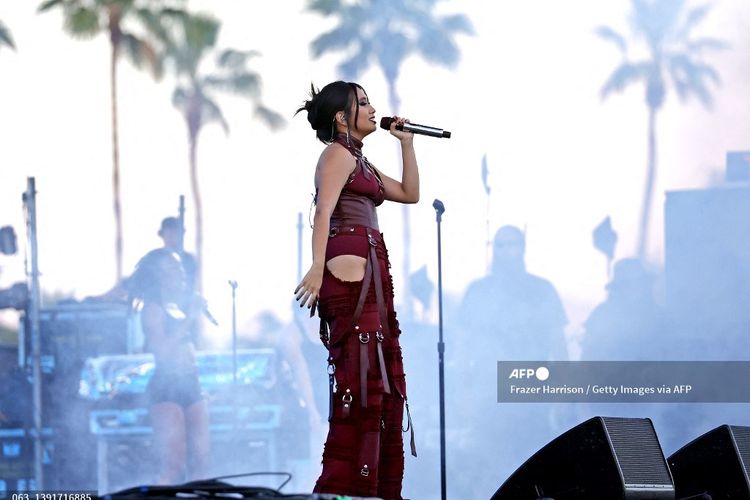 Penyanyi asal Indonesia: NIKI tampil di panggung Outdoor Theatre pada 2022 Coachella Valley Music And Arts Festival, Indio, California, pada 15 April 2022. 