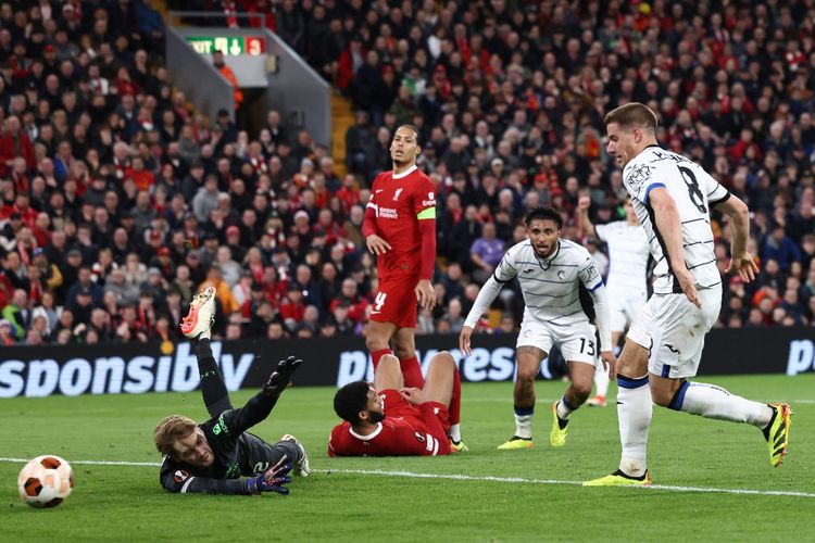 Gelandang Atalanta, Mario Pasalic, mencetak gol ketiga timnya ke gawang Liverpool pada laga leg pertama perempat final Liga Europa. Hasil Liverpool vs Atalanta ini bergulir di Stadion Anfield pada Jumat (19/4/2024) dini hari WIB.