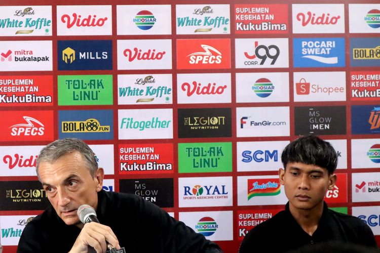 Jelang leg pertama Final Piala Presiden 2022 pelatih Borneo FC Milomir Seslija (kiri) dan pemain Hendro Siswanto melakukan preskon di kantor Arema FC di Malang, Rabu (13/7/2022) siang.