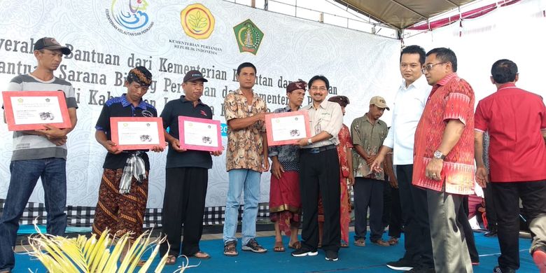 Kementan serahkan bantuan alsintan ke petani di Desa Pangambengan, Kecamatan Negara, Kabupaten Jembrana, Bali, Senin (18/3/2019).