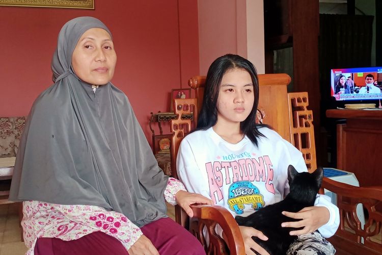 Korban selamat dari tragedi Kanjuruhan, Cahayu Nur Dewata (15) (kanan) bersama ibunya Nurul Laili Tri Lestari. 