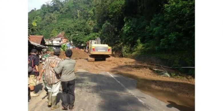 Jalur Bandung Sumedang lumpuh total menyusul longsor yang menimbun jalan nasional di gerbang masuk kawasan Cadas Pangeran, Singkup, Desa Ciherang, Kecamatan Sumedang Selatan, Selasa (20/9/2016). 
