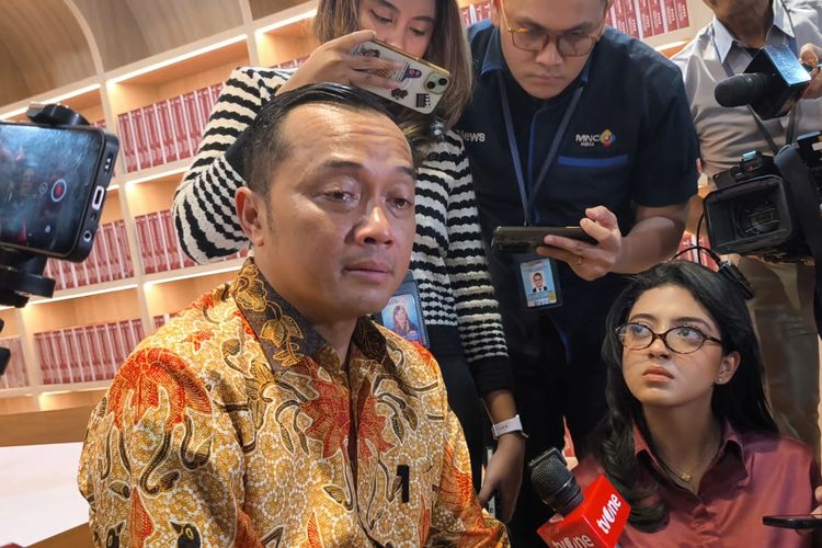 Menteri Sekretaris Negara (Mensesneg) RI Prasetyo Hadi berkaca-kaca saat cerita soal siswi Sekolah Rakyat di Jakarta, bernama Chelsea di Kompleks Istana Kepresidenan, Jakarta, Selasa (5/8/2025).
