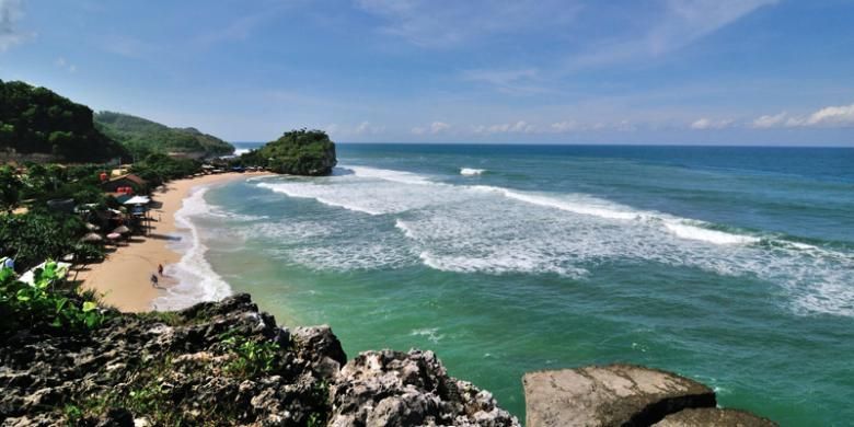 Pantai Pulang Sawal terletak di kawasan pantai Sundak, Kecamatan Tepus, Kabupaten Gunungkidul, Provinsi DIY.