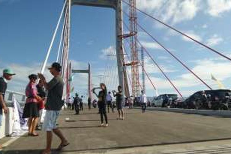 Warga Ambon antusias menyambut diresmikannya Jembatan Merah Putih oleh Presiden RI Joko Widodo pada Selasa (4/4/2016). Tampak dalam gambar aktivitas 