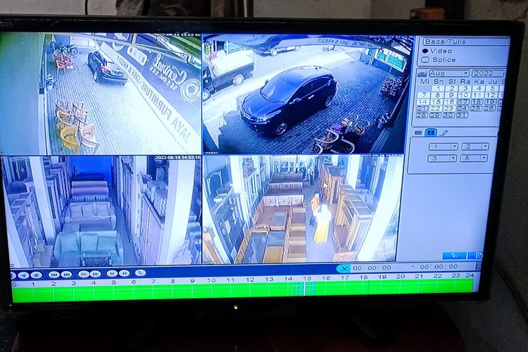 Gambar dari rekaman CCTV yang memperlihatkan detik-detik kejadian pencurian di sebuah toko furnitur di Jalan Raya Setia Mekar, Aren Jaya, Bekasi Timur, Kota Bekasi, Sabtu (20/8/2022). Dari kejadian pencurian tersebut, uang tunai sebesar Rp 4 juta raib digondol komplotan pencuri.