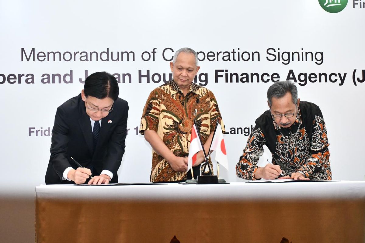 BP Tapera menggandeng Japan Housing Finance Agency (JHF) kerja sama terkait program pembiayaan rumah subsidi selama dua tahun ke depan. Nota Kerja Sama ditandatangani Komisioner BP Tapera Adi Setianto dan Senior Executive Director JHF Yoshida Hideo, di Langham Hotel Jakarta, Jumat (15/12/2023).