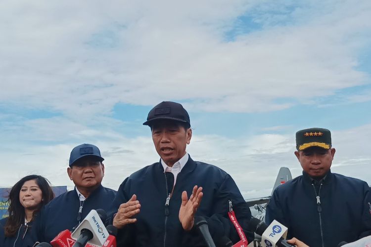Presiden Joko Widodo didampingi Menhan Prabowo Subianto dan Panglima TNI Jenderal Agus Subianto saat memberikan keterangan pers di Terminal Selatan Lanud Halim Perdanakusuma, Jakarta Timur, Rabu (24/1/2024).