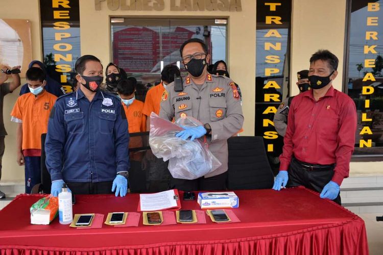 Polisi memperlihatkan sembilan pemuda yang memperkosa gadis dibawah umur di Mapolres Langsa, Rabu (31/3/2021)