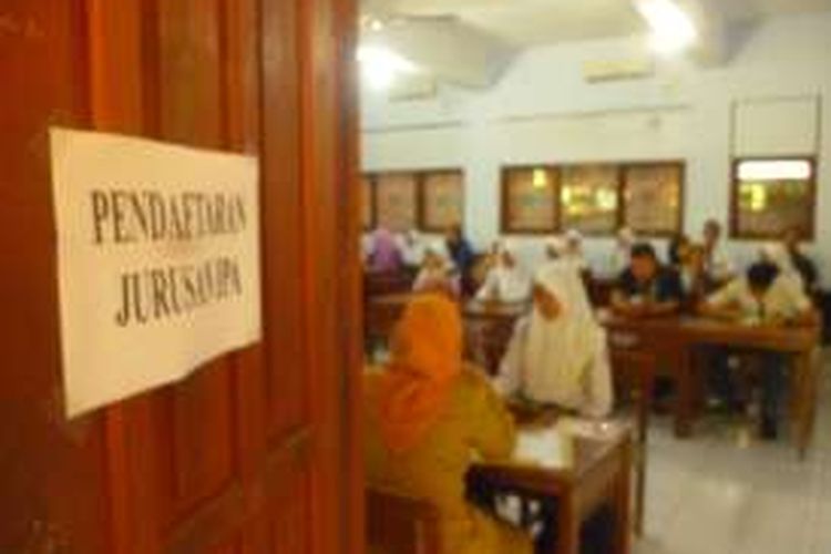 Suasana verifikasi berkas pendaftaran PPDB Online di SMAN 1 Ungaran, Senin (13/6/2016) siang.