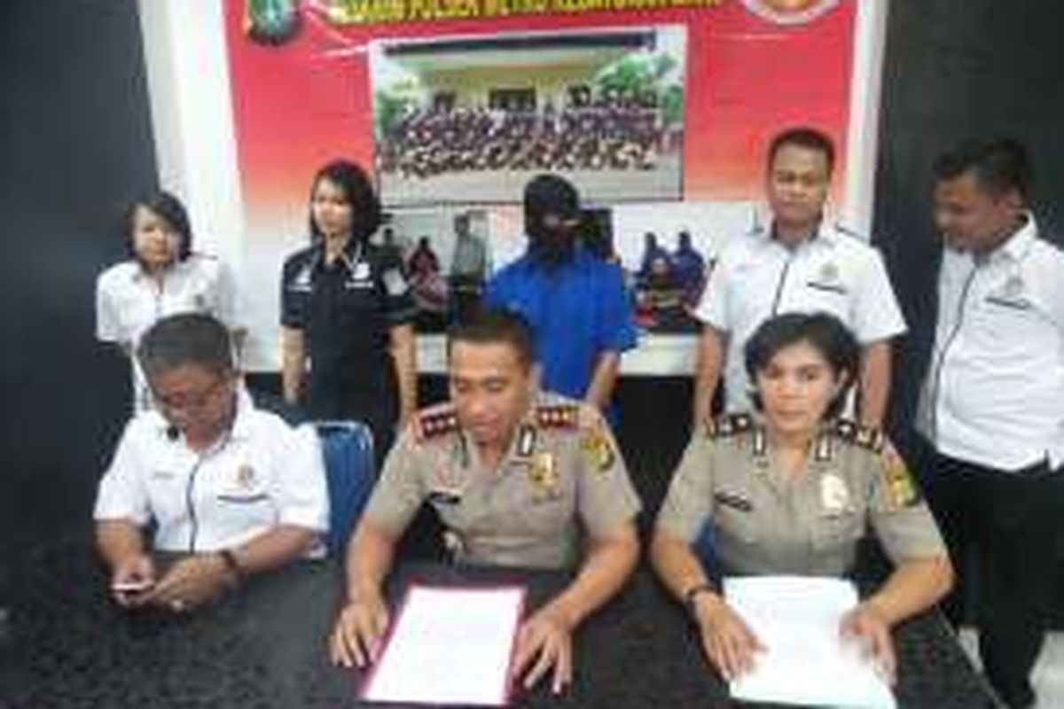 Jajaran Polsek Metro Kebayoran Baru merilis kasus petugas PPSU pencuri komputer di Kantor Kelurahan Gandaria Utara, Jakarta Selatan, Rabu (1/6/2016).