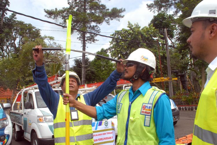 Dua karyawan mempraktikan alat baru ciptaannya untuk membantu mengatasi gangguan listrik di wilayah PLN Area Sukabumi, Jawa Barat, Selasa (12/12/2017).