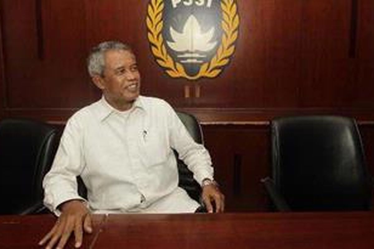 Ketua Umum PSSI Djohar Arifin Husein dalam konferensi pers di Kantor PSSI, Stadion Utama Gelora Bung Karno, Senayan, Jakarta, Senin (11/7/2011). Hari ini Ketua Umum dan Wakil Ketua Umum serta 9 anggota Komite Eksekutif PSSI periode 2011-2015 berkantor untuk pertama kali di PSSI. 