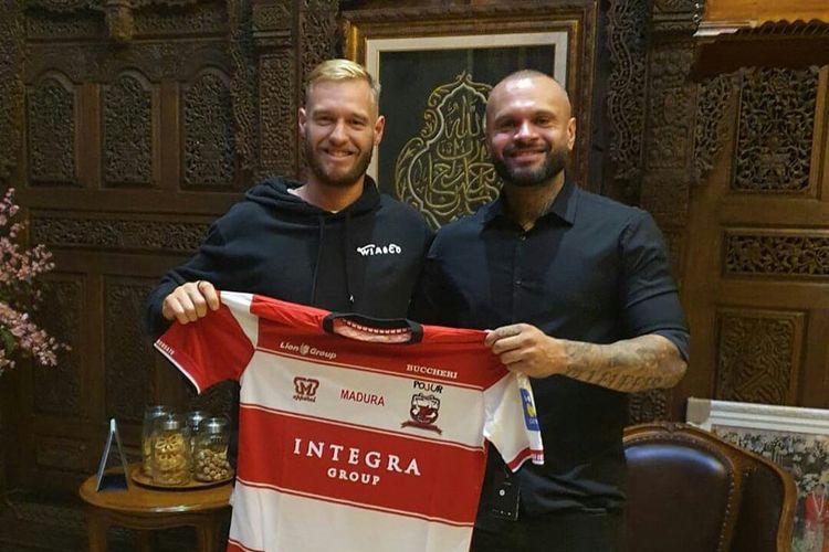 Mantan gelandang Brisbane Roar, Jacob Papper bersama agennya Antonio Teles estelar mengikat kerjasama dengan Madura United intuí musim 2020.