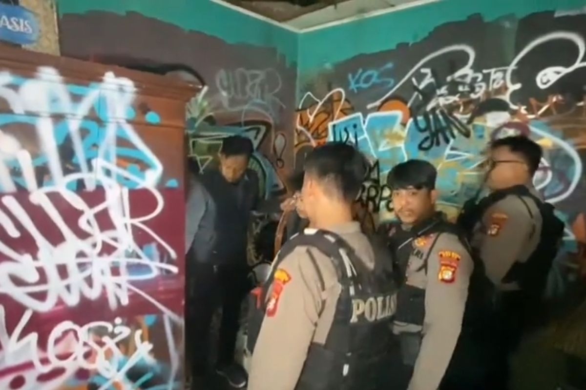 Saat Tim Patroli Perintis Presisi Polres Metro Depok tengah menggerebek rumah salah satu remaja yang ditangkap karena hendak tawuran di Jalan Wadas, Pitara, Pancoran Mas, Depok, pada Kamis (23/3/2023).