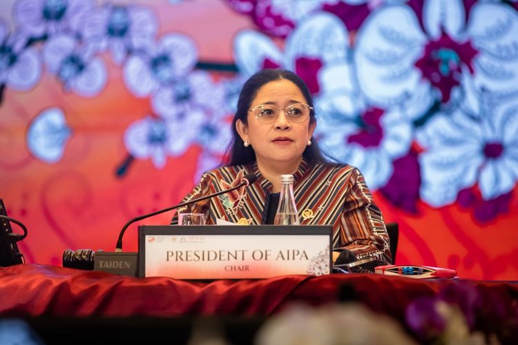 Presiden ASEAN Inter Parliamentary Assembly (AIPA) ke-44 Puan Maharani dalam agenda Courtesy Call dengan pimpinan delegasi peserta AIPA ke-44 yang digelar di Hotel Fairmont, Jakarta, Senin (7/8/2023).
