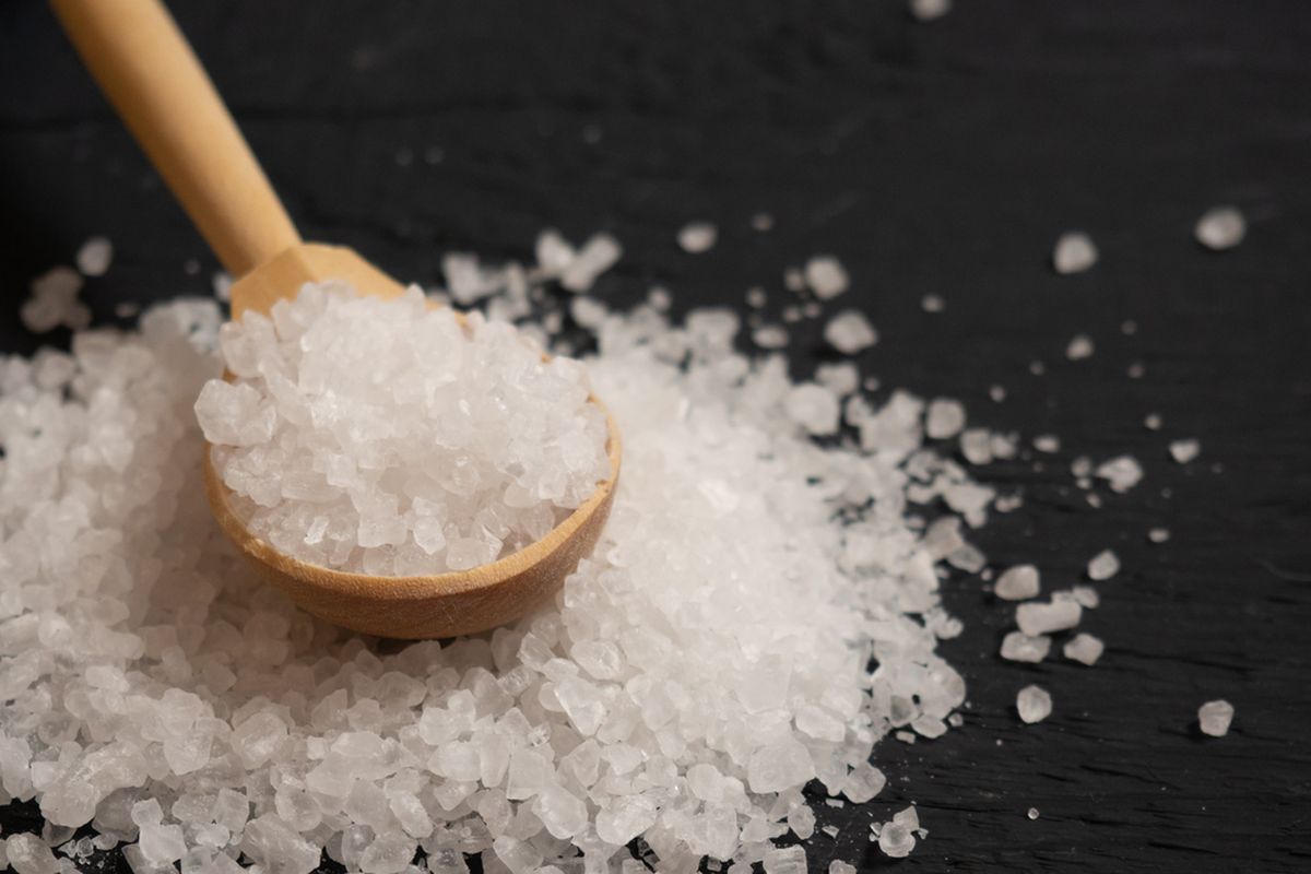Limbah produksi garam menyimpan mineral penting untuk bahan baku obat. Sayangnya, pengelolaannya belum maksimal dan mencemari lingkungan.