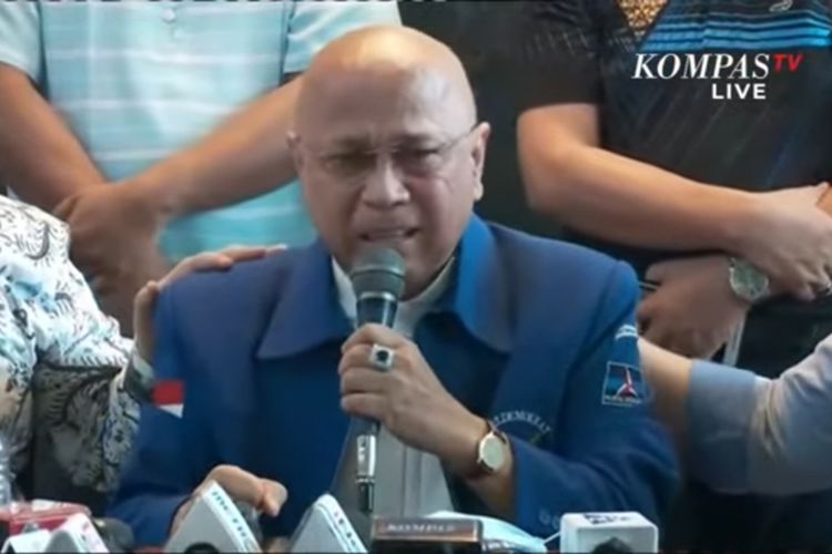 Eks kader Partai Demokrat Darmizal menahan tangis saat berbicara dalam konferesi pers yang digelar kubu kontra-AHY di Jakarta, Selasa (9/3/2021).