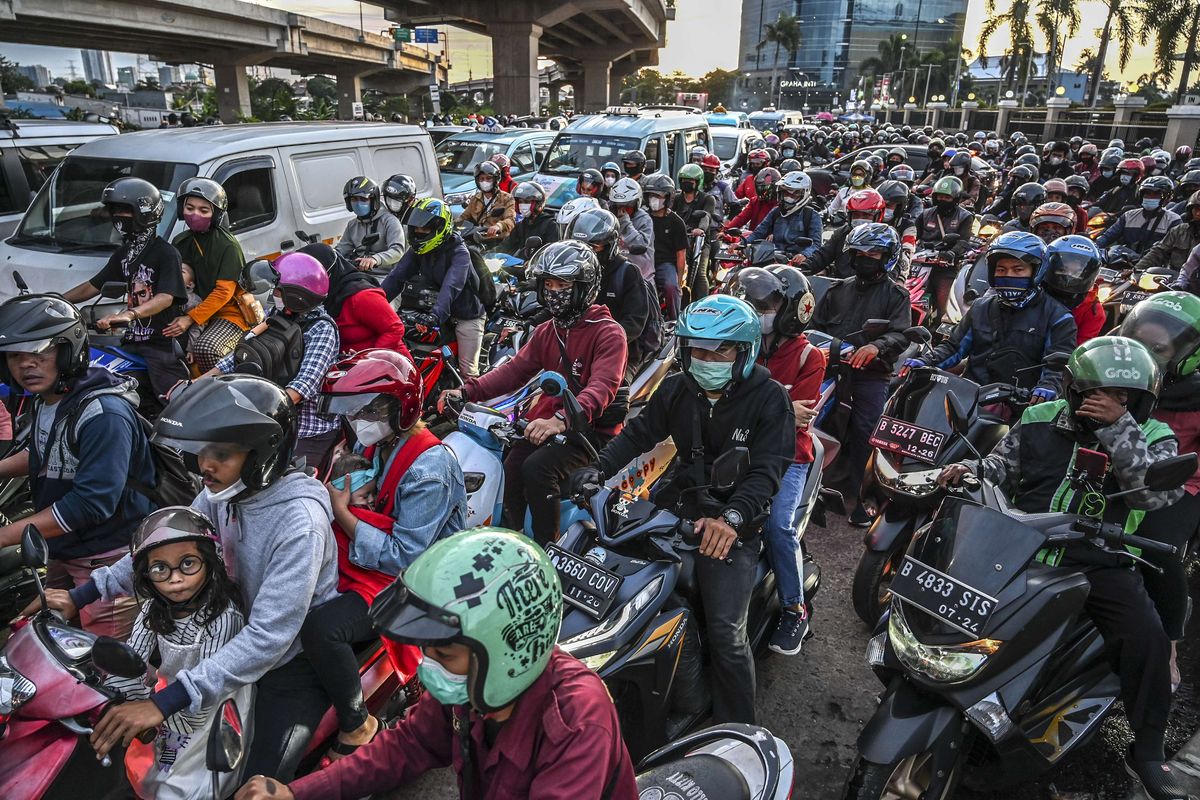 Pengendara sepeda motor memadati jalur mudik motor di jalan raya Kalimalang, Jakarta, Kamis (27/4/2022). Pada H-4 Lebaran 2022 jalan raya Kalimalang mulai dipadati pemudik yang akan menuju ke Jawa Tengah.