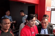 Kriss Hatta Bebas: Baju Merah, Kecupan Manis, dan Ahmad Dhani