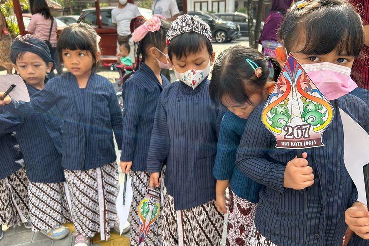 Siswa TK Indriyasana Baciro Yogyakarta mengikuti karnaval HUT ke-267 Kota Yogyakarta sembari membawa gunungan bertuliskan HUT ke-267 Kota Jogja.