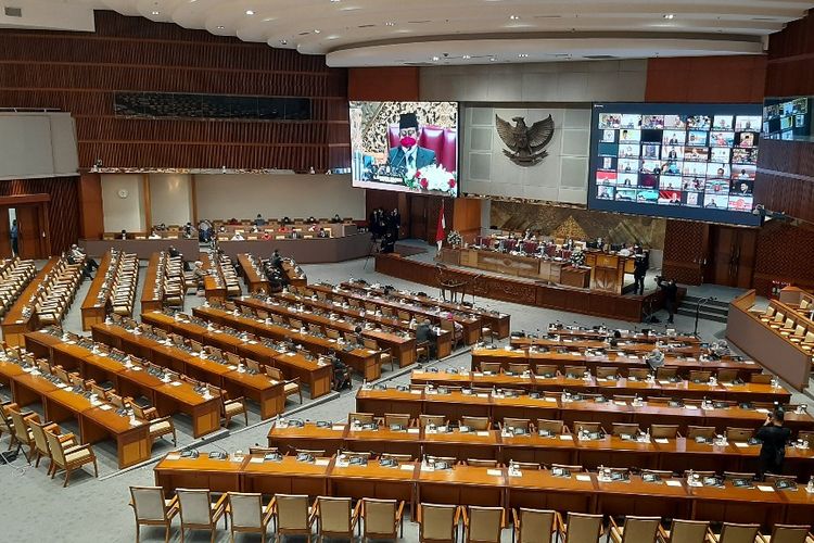 Suasana Rapat Paripurna pembukaan Masa Persidangan II DPR Tahun Sidang 2021-2022 di Kompleks Parlemen, Jakarta, Senin (1/11/2021).